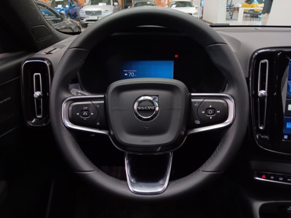 Esittelykuva VOLVO XC40 täyssähköautosta.