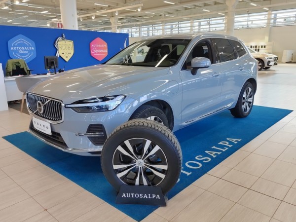 Esittelykuva VOLVO XC60 lataushybridiautosta.