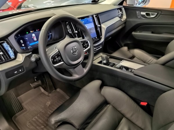 Esittelykuva VOLVO XC60 lataushybridiautosta.