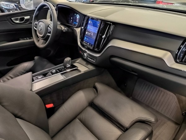 Esittelykuva VOLVO XC60 lataushybridiautosta.