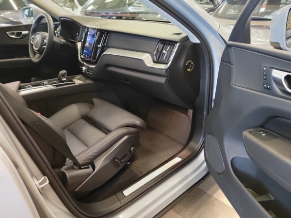Esittelykuva VOLVO XC60 lataushybridiautosta.
