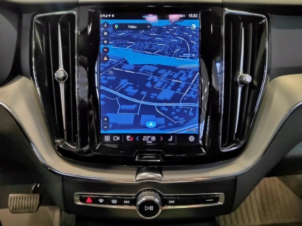 Esittelykuva VOLVO XC60 lataushybridiautosta.
