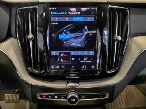 Esittelykuva VOLVO XC60 lataushybridiautosta.