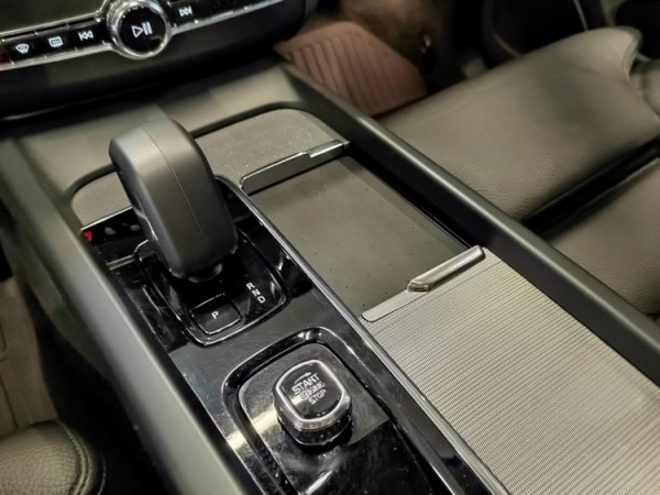 Esittelykuva VOLVO XC60 lataushybridiautosta.