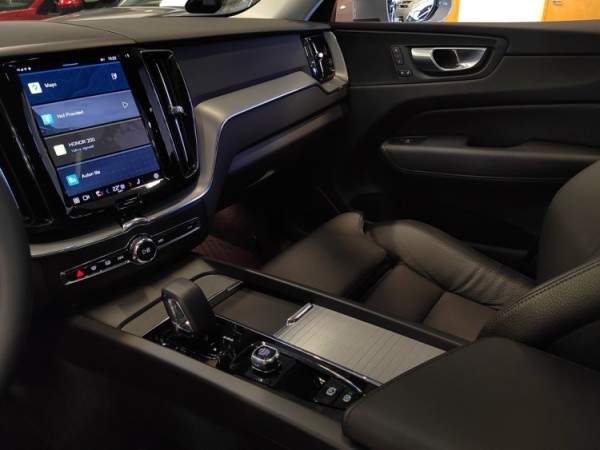 Esittelykuva VOLVO XC60 lataushybridiautosta.