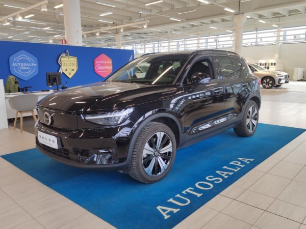 Esittelykuva VOLVO XC40 täyssähköautosta.