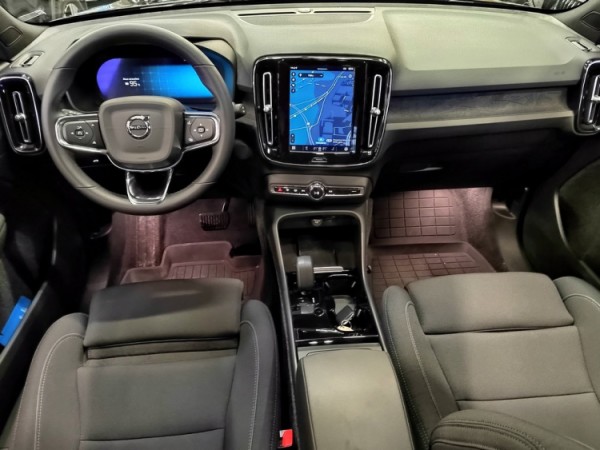 Esittelykuva VOLVO XC40 täyssähköautosta.