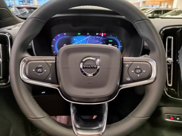 Esittelykuva VOLVO XC40 täyssähköautosta.