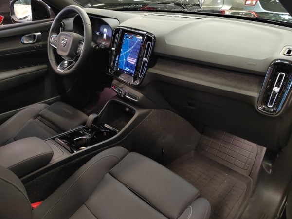 Esittelykuva VOLVO XC40 täyssähköautosta.