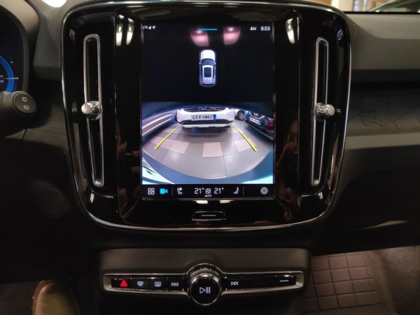 Esittelykuva VOLVO XC40 täyssähköautosta.