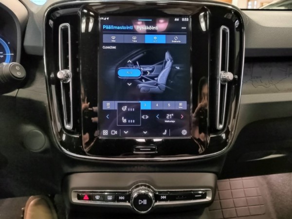 Esittelykuva VOLVO XC40 täyssähköautosta.