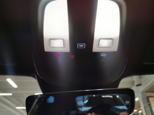 Esittelykuva VOLVO XC40 täyssähköautosta.
