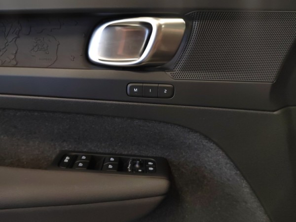 Esittelykuva VOLVO XC40 täyssähköautosta.