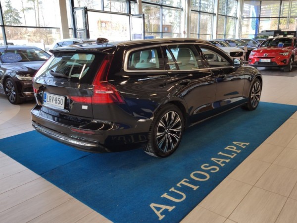 Esittelykuva VOLVO V60 lataushybridiautosta.