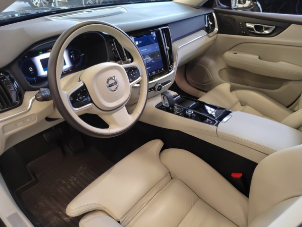 Esittelykuva VOLVO V60 lataushybridiautosta.