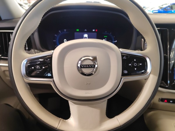Esittelykuva VOLVO V60 lataushybridiautosta.
