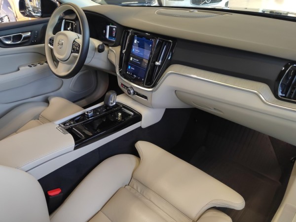 Esittelykuva VOLVO V60 lataushybridiautosta.