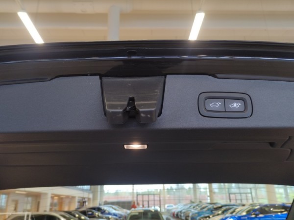 Esittelykuva VOLVO V60 lataushybridiautosta.