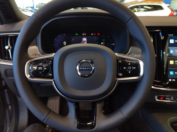 Esittelykuva VOLVO V90 lataushybridiautosta.