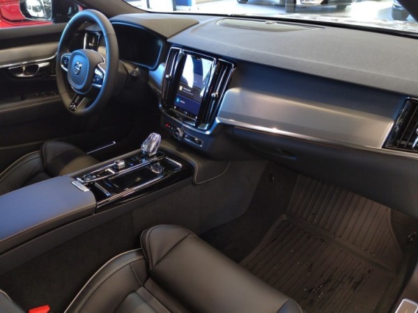 Esittelykuva VOLVO V90 lataushybridiautosta.