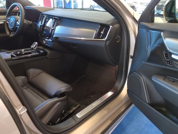 Esittelykuva VOLVO V90 lataushybridiautosta.
