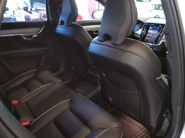 Esittelykuva VOLVO V90 lataushybridiautosta.