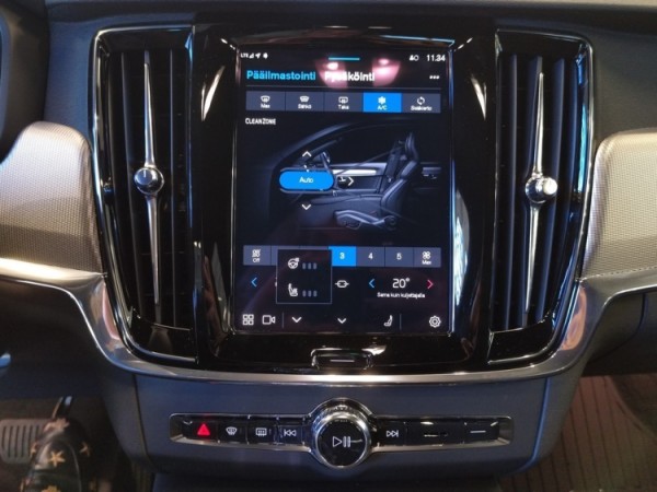 Esittelykuva VOLVO V90 lataushybridiautosta.
