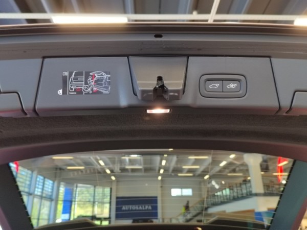 Esittelykuva VOLVO V90 lataushybridiautosta.
