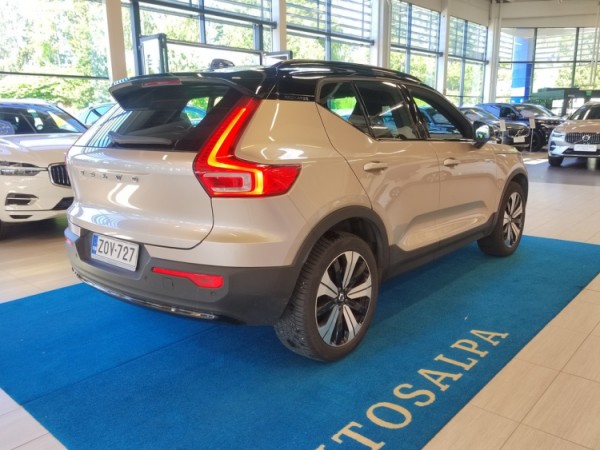Esittelykuva VOLVO XC40 täyssähköautosta.