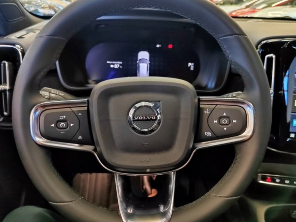 Esittelykuva VOLVO XC40 täyssähköautosta.