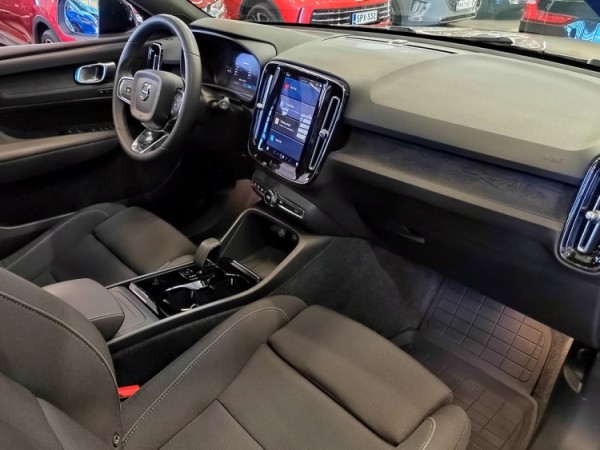 Esittelykuva VOLVO XC40 täyssähköautosta.