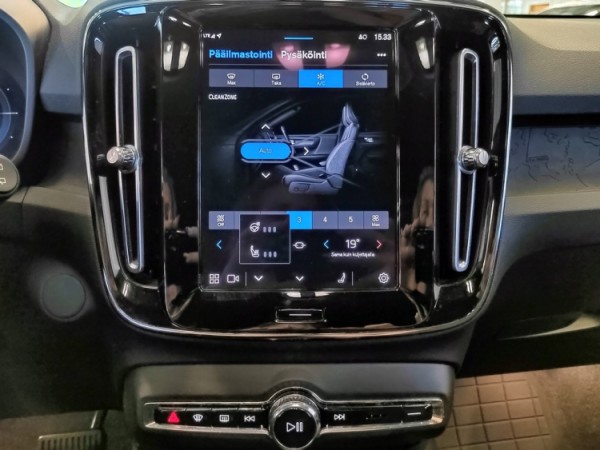 Esittelykuva VOLVO XC40 täyssähköautosta.