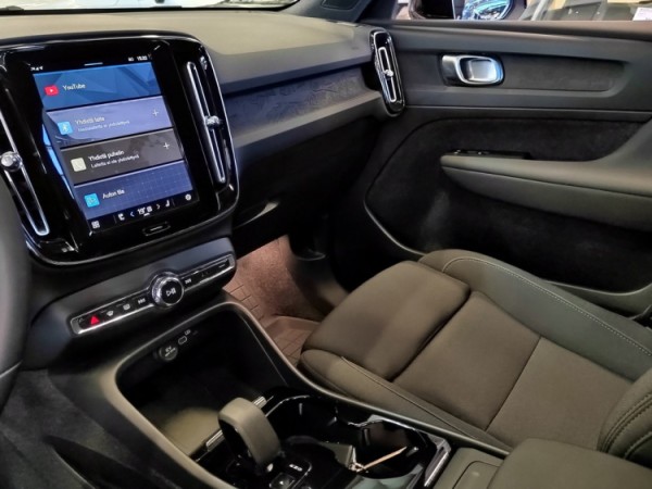 Esittelykuva VOLVO XC40 täyssähköautosta.