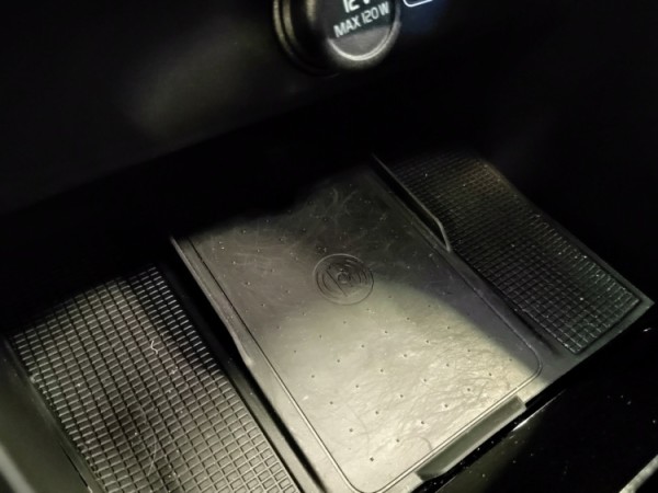 Esittelykuva VOLVO XC40 täyssähköautosta.