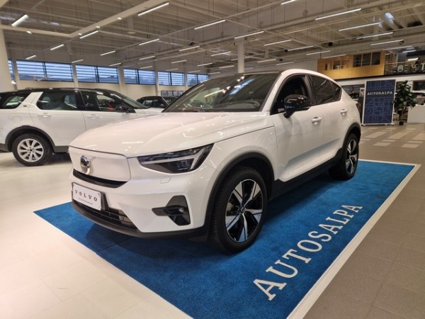 Esittelykuva VOLVO C40 täyssähköautosta.