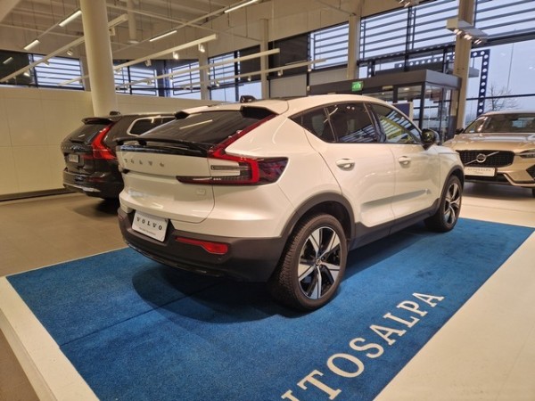 Esittelykuva VOLVO C40 täyssähköautosta.