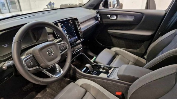 Esittelykuva VOLVO C40 täyssähköautosta.