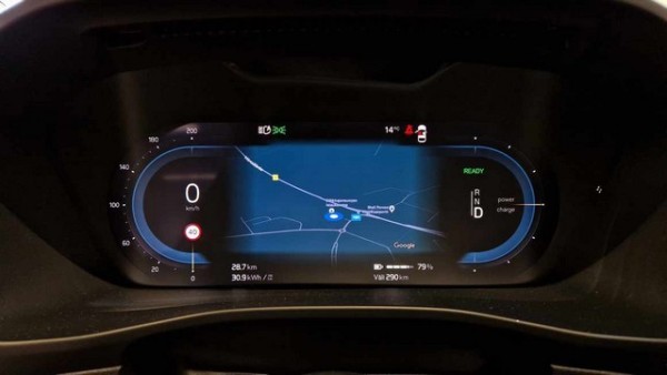 Esittelykuva VOLVO C40 täyssähköautosta.