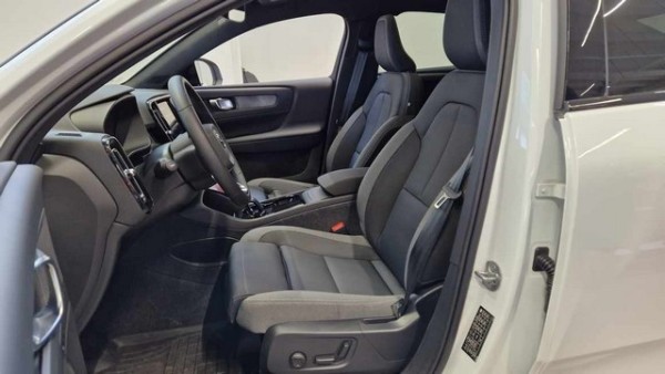 Esittelykuva VOLVO C40 täyssähköautosta.