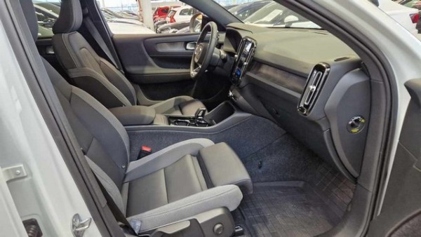 Esittelykuva VOLVO C40 täyssähköautosta.