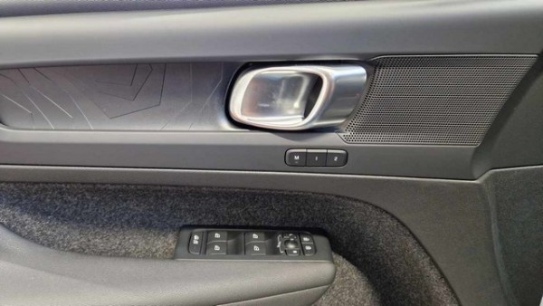 Esittelykuva VOLVO C40 täyssähköautosta.