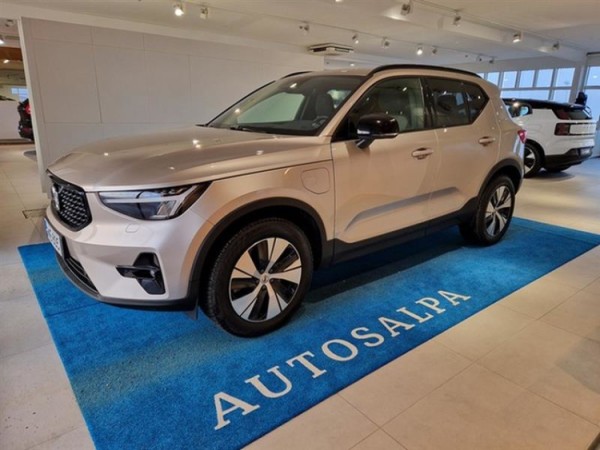 Esittelykuva VOLVO XC40 lataushybridiautosta.