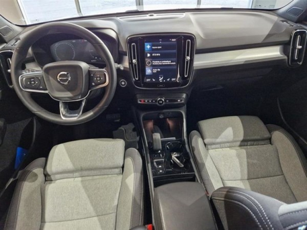 Esittelykuva VOLVO XC40 lataushybridiautosta.