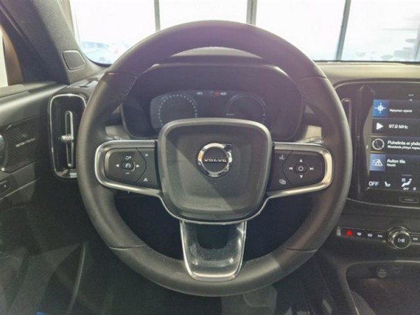 Esittelykuva VOLVO XC40 lataushybridiautosta.