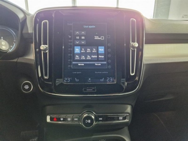 Esittelykuva VOLVO XC40 lataushybridiautosta.