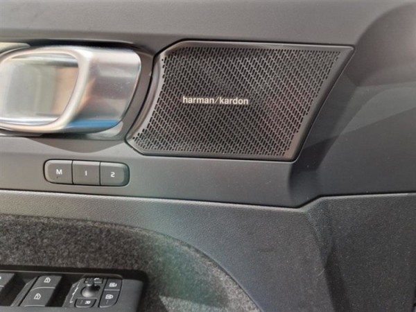 Esittelykuva VOLVO XC40 lataushybridiautosta.