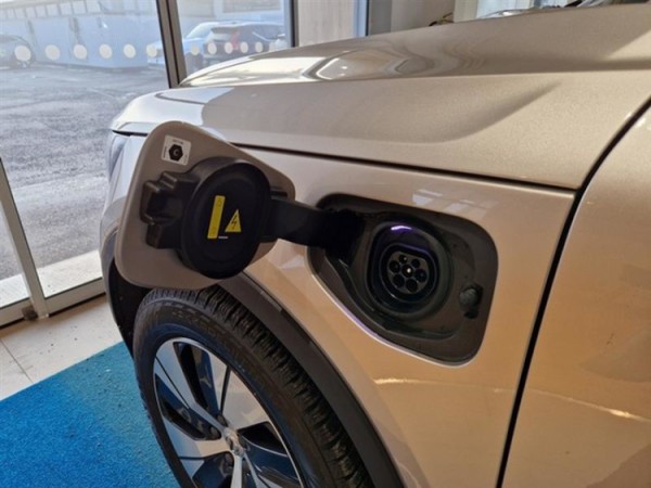 Esittelykuva VOLVO XC40 lataushybridiautosta.