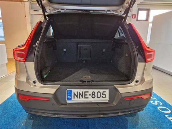 Esittelykuva VOLVO XC40 lataushybridiautosta.