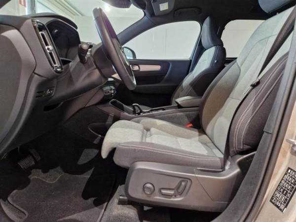Esittelykuva VOLVO XC40 lataushybridiautosta.