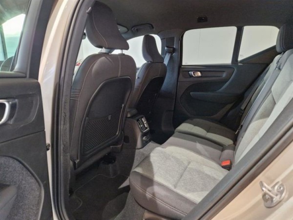 Esittelykuva VOLVO XC40 lataushybridiautosta.
